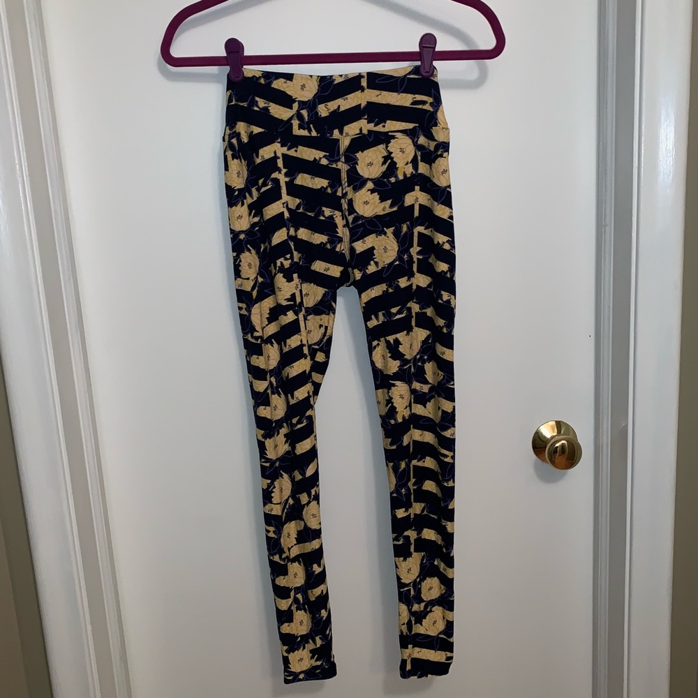 LulaRoe o/s pattern leggings